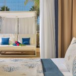 Näkymä makuuhuoneesta ulkoalueen rentoutumisalueelle