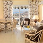 1 makuuhuoneen sviitin oleskelualue ja huikeat vuoristonäkymät ikkunasta.