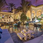 Terassi iltavalaistuksessa