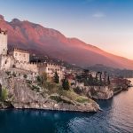 Sirmionen kaupungin muuria illan hämyssä Gardajärven rannalla