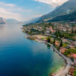 Gardajärven syvänsininen vesi ja jylhät vuoren rinteet.