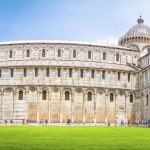 Piazza dei Miracoli eli ihmeiden aukio jolta löytyy Pisan kalteva torni sekä tuomiokirkko