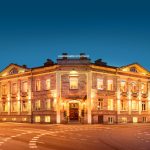 von Stackelberg hotelli valaistuna hämärällä