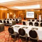 Kokoustila, jonka etuosassa valkokangas ja puhujapönttö.