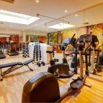 Kuntosali, jossa syksyinen metsätapetti