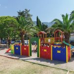 Lasten leikkipaikka ulkona