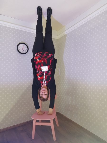 Hassuttele ylösalaisin kuvilla