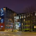 Centennial hotellin julkisivu yöllä