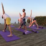 Joogaa meren rannalla