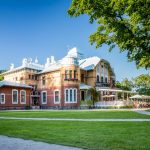 Ammende Villan julkisivu kesäauringossa