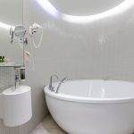 Estonia Resortin sviitin kylpyhuone ammeella