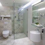 Estonia Resortin huoneen kylpyhuone suihkulla