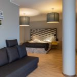 Perhehuone, jossa parisänky ja musta vuodesohva