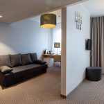 Perhehuone makuuhuoneesta olohuoneeseen päin