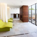 Allasosaston lepohuoneen vihreät lepoalustat