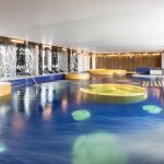 Suuri uima-allas ja porealtaat odottavat asiakkaita