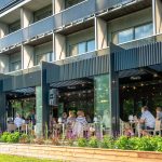 Ihmiset istuvat nauttimassa auringossa NOOT-ravintolan terassilla