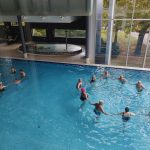 Medical Span allasosasto, ihmisiä piirissä uimassa