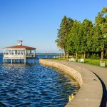 Haapsalun rantapromenadi ja huvimaja kirkkaana päivänä.