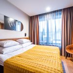 Hestia Hotel Kentmanni Superior huone parvekkeella