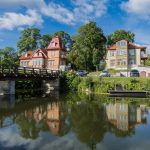 Vanhoja puisia rakennuksia saaressa.