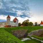 Piispanlinna auringonnousun aikaan.