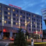 Hestia Hotel Europa julkisivu hämärällä