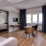 Rannahotellin juniorsviitin olohuone ja merinäköala