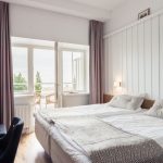 Standard-huone parvekkeella ja merinäköalalla