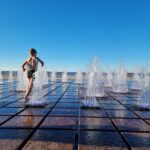 Poika juoksemassa suihkulähteen läpi Pärnussa