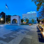 Pärnu Hotell aukiolta katsottuna iltahämärässä