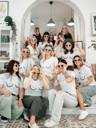 Uniikkeja paitoja by Black Giraffe