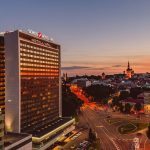 Sokos Hotel Viru ja Tallinnan kaupunki iltavalossa