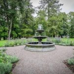 Vihulan kartanon puistoa ja suihkulähde