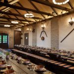 Vihulan ravintola Kaval Antsin pitkät pöydät katettuina