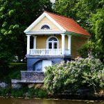 Vihulan kartanon teehuonerakennus lammen rannalla