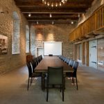 Vihulan kokoustila vanhassa tislaamossa