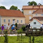 Ihmisiä kesällä Vihulan kartanon alueella