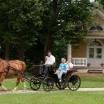 Perhe hevoskärryajelulla Vihulassa