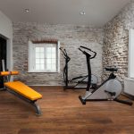 Vihulan pieni kuntosali, jossa juoksupyörät ja painoja