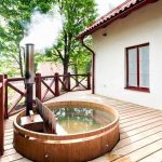 Vihulan kartanon kylpypalju lämpiämässä kesäterassilla