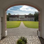 Sagadin kartano holvikaaren läpi