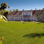 Sagadin kartano ja piha-alue kesällä