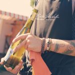 Tarjoilija esittelee viiniä Muhun viinitilalla