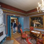 Kaksi vierailijaa ihailee Palmsen kartanon huonetta