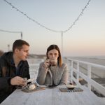 Pariskunta kahvilla rantakahvilassa Liepajassa