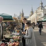 Pariskunta ostoksilla torilla Liepajassa