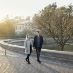 Pariskunta kävelyllä Liepajassa