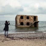 Nainen ottamassa valokuvaa Liepajan sotasatamassa