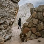 Nainen kävelee Liepajan sotasatamassa